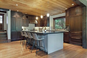 Kylskåp, mikrovågsugn, ugn och spishäll