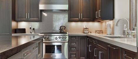 Een koelkast, een microgolfoven, een oven, een kookplaat