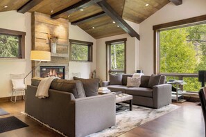 Televisie, een open haard en een stereo