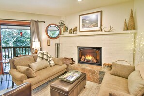 Smart TV, fireplace - Lagoon Lookout - Beautifully Remodeled, Close to Everything! (Frisco)