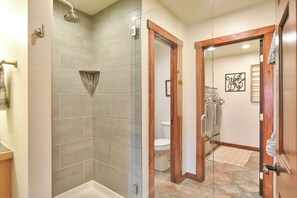 Shower, hair dryer, towels - Lagoon Lookout - Beautifully Remodeled, Close to Everything! (Frisco)