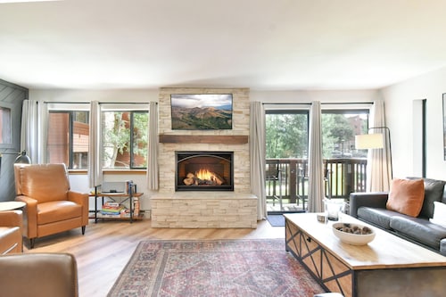 Pine Ridge Off-Piste Condo - Ski In, Walk to Downtown!