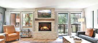 Pine Ridge Off-Piste Condo - Ski In, Walk to Downtown!