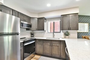 Refrigerador, microondas, horno y parrilla de estufa