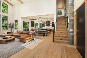 Smart-TV, Kamin, Tischtennisplatte