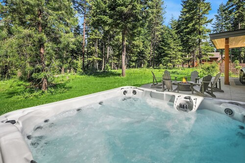 Exquisite Spa Inspired Retreat! Wet Sauna Room*Garage Game Room*Hot Tub!