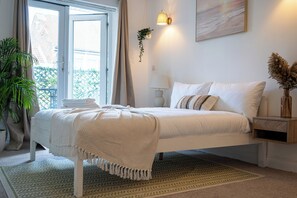 2 bedrooms, iron/ironing board, WiFi