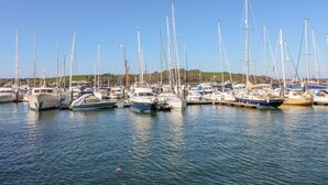 Ein Yachthafen mit mehreren vertäuten Booten.
