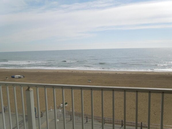 On the beach - Seahawk Motel (Virginia Beach)