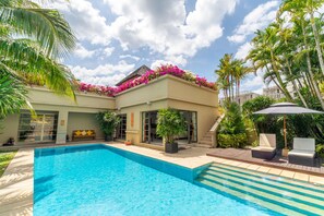 Outdoor pool, pool umbrellas, sun loungers - Exotic Pool Villa Solandra in Bangtao (Choeng Thale)