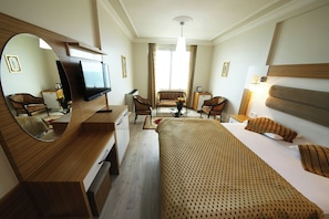 Habitación individual económica | Minibar, escritorio, cortinas opacas y tabla de planchar con plancha