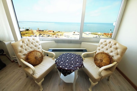 Minibar, escritorio, cortinas blackout y tabla de planchar con plancha