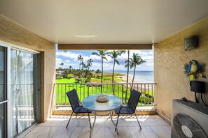 Outdoor dining - New Listing | Beachfront Bliss at Menehune Shores 421 (Kihei)