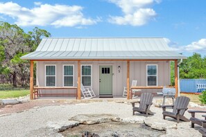 Exterior - Hill Country Stargazing + Firepit & Pickleball Fun (Wimberley)