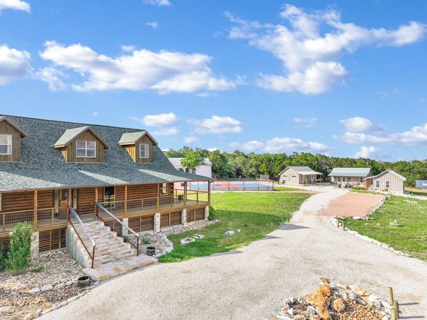 Exterior - Hill Country Stargazing + Firepit & Pickleball Fun (Wimberley)