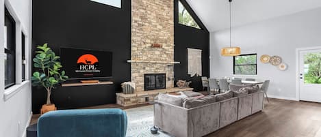 Télévision, cheminée