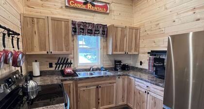 Vacation home in Fountain City, steps from Mississippi River