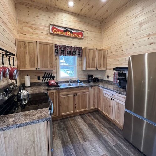 Vacation home in Fountain City, steps from Mississippi River