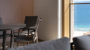 A balcony with a view of the sea, a round table, and two chairs. - Intempo Spa (Benidorm)