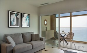 City Suite, Sea View | Living room | TV - Intempo Spa (Benidorm)