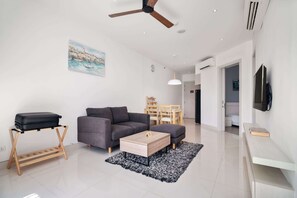 Un salon moderne avec un canapé, une table basse et un porte-bagages.