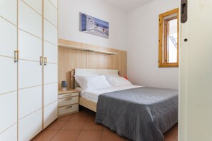 3 habitaciones, tabla de planchar con plancha y ropa de cama 