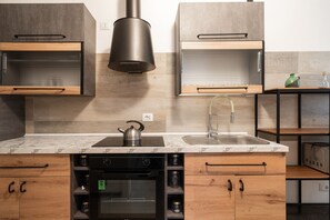 Fridge, oven, stovetop, dishwasher