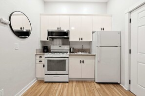 冷蔵庫、電子レンジ、オーブン、コンロ