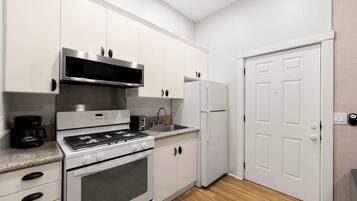 Kjøleskap, mikrobølgeovn, ovn og kokeplater