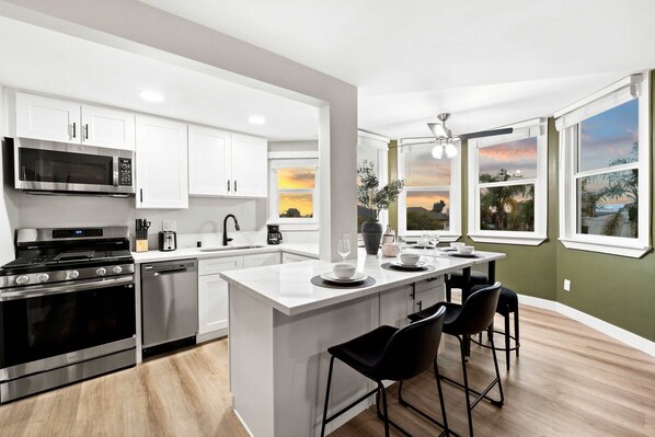 Kühlschrank, Mikrowelle, Ofen, Herdplatte