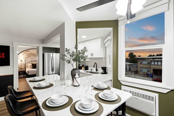 Réfrigérateur, four à micro-ondes, un four, surface de cuisson