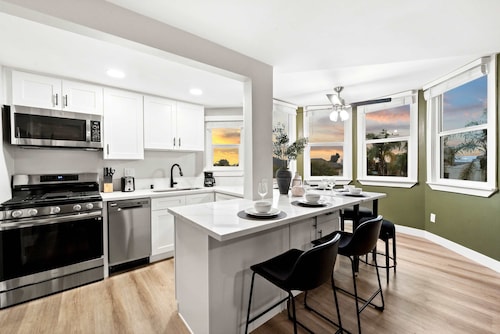 Stunning Golden Hill APT: Sunset Patio, Parking