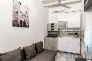 Leilighet, 1 dobbeltseng | Oppholdsområde | En 32-tommers Flatskjerm-TV med kabel-kanaler