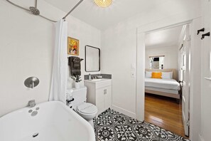 Regadera, secadora de cabello, toallas 