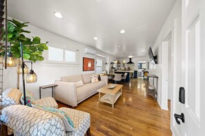 TV, offices - Trendy Oasis Hot Tub, Fire Pit, Parking, Sleeps 6! (San Diego)
