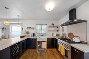 Réfrigérateur, un four, surface de cuisson, lave-vaisselle