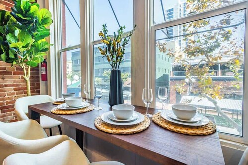 Explore Gaslamp from Luxury 2br sleeps 5