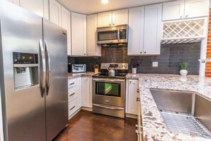 Een koelkast, een magnetron, een oven, een kookplaat