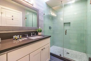 Dusche, Haartrockner, Shampoo