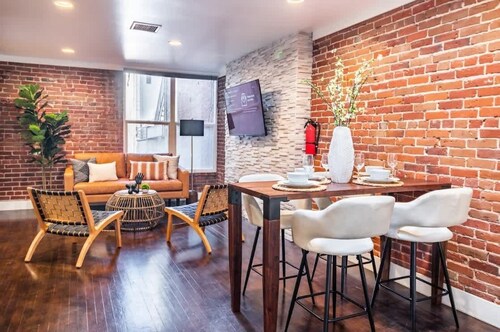 Explore Gaslamp from Chic APT + Kitchen | Sleeps 5