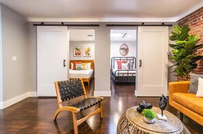 2 chambres, fer et planche à repasser, Wi-Fi, draps fournis