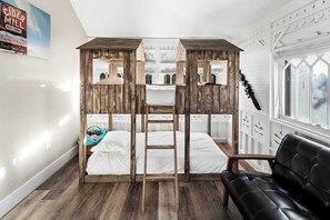 7 bedrooms, WiFi, bed sheets