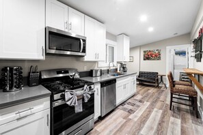 Een koelkast, een microgolfoven, een oven, een kookplaat