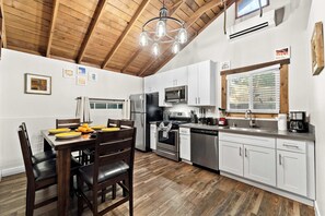 Een koelkast, een microgolfoven, een oven, een kookplaat