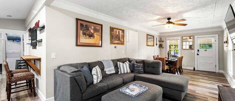 Een televisie, een open haard en boeken