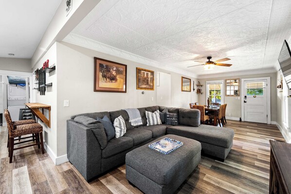 Een televisie, een open haard en boeken