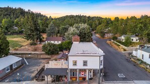 A Julian Market & Deli building with a parking lot and a street view. - Escape to Rustic Studio | Fireplace + Modern Comfort (Julian)