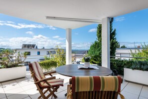 Outdoor dining - Studio 'Die Ferienwohnung' with Private Terrace and Wi-Fi (Bad Bellingen)