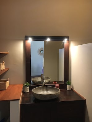 Douche, sèche-cheveux, serviettes fournies