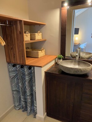 Dusche, Haartrockner, Handtücher